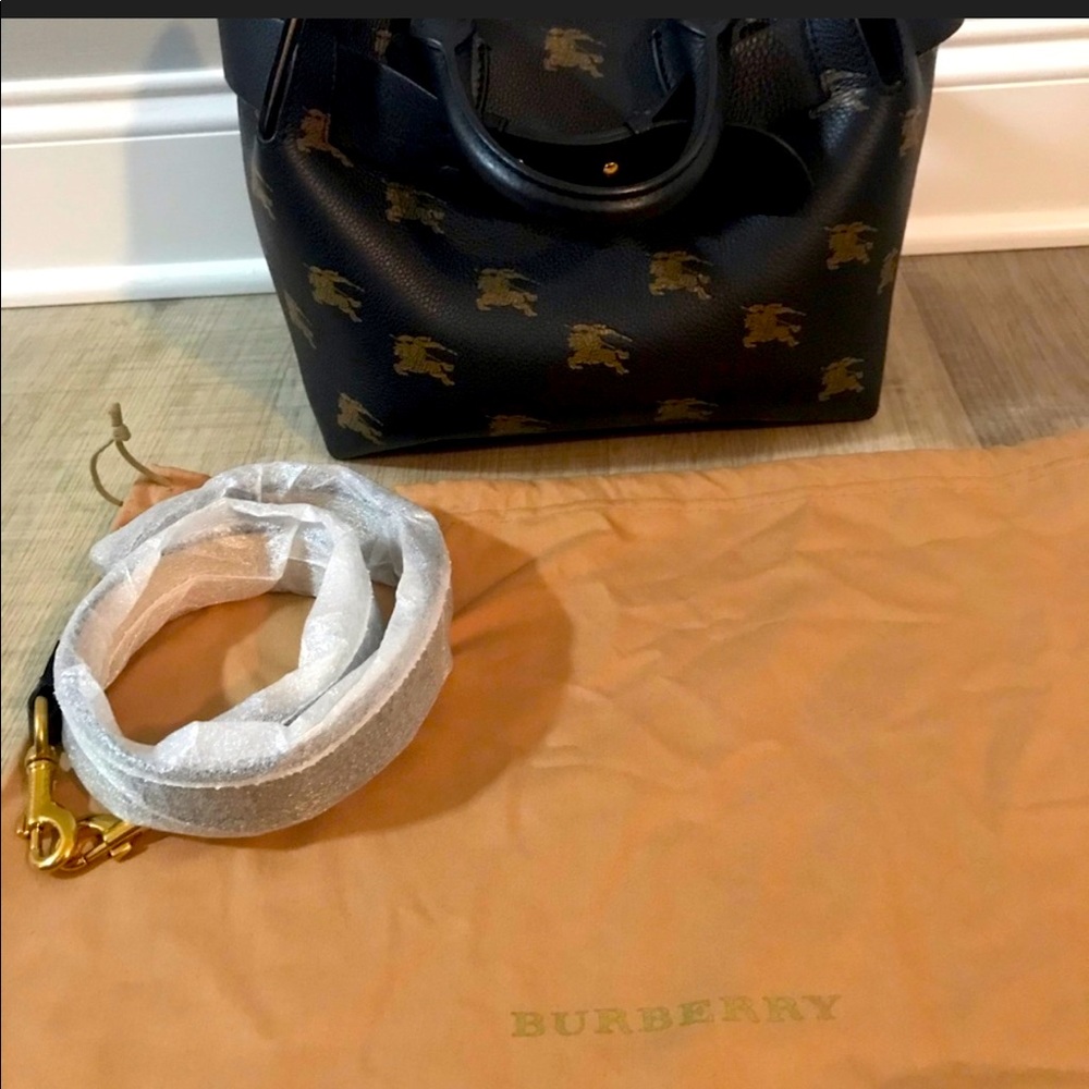 🔥Hot sale! 🔥BURBERRY BAG -LIKE NEW - Picture 3 of 10